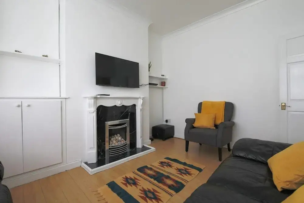 3-bed House in Cardiff With Sky TV & Twin Beds