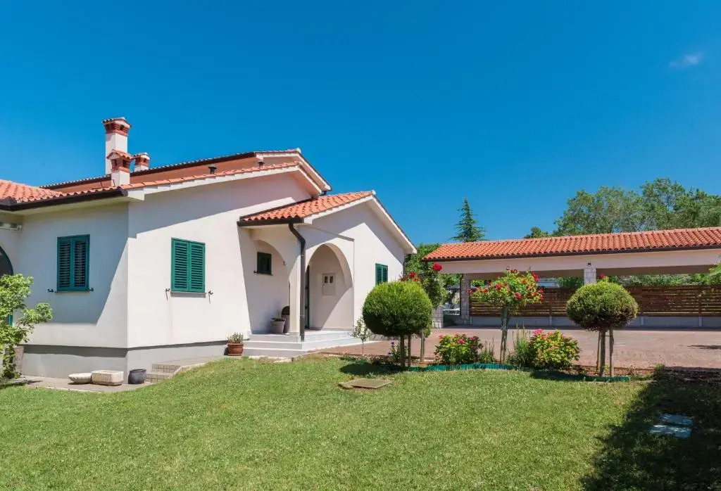 Holiday House OLIVE GROVE with pool and garden