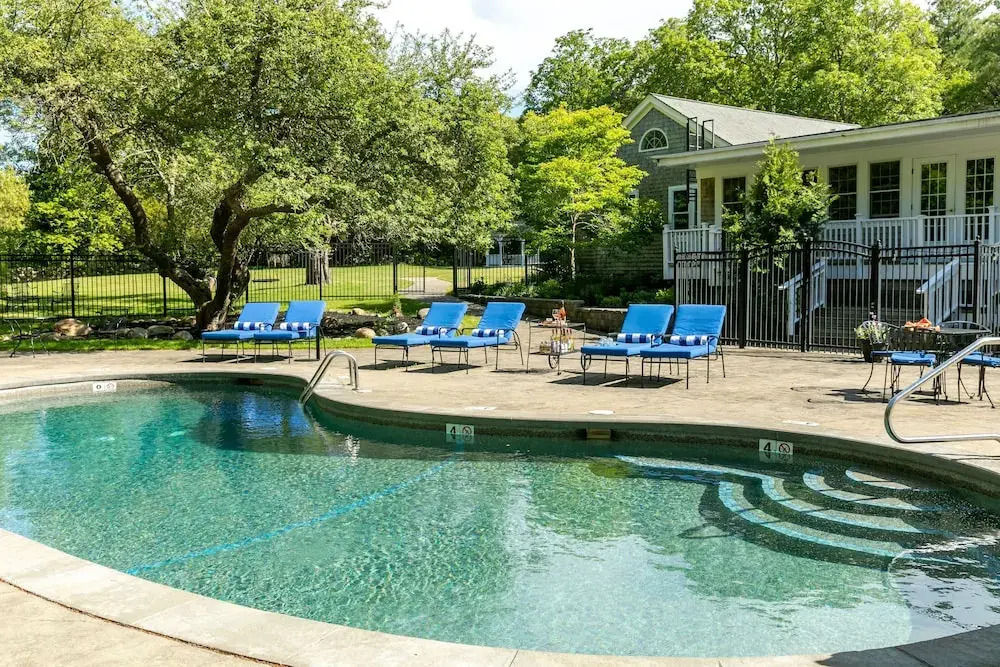 Lamberts Cove Inn & Resort
