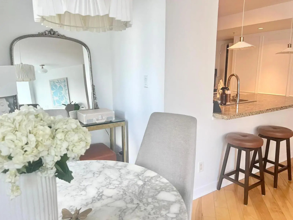 Lovely one-bedroom apartment with swiming pool, hot-tube and gym in central location