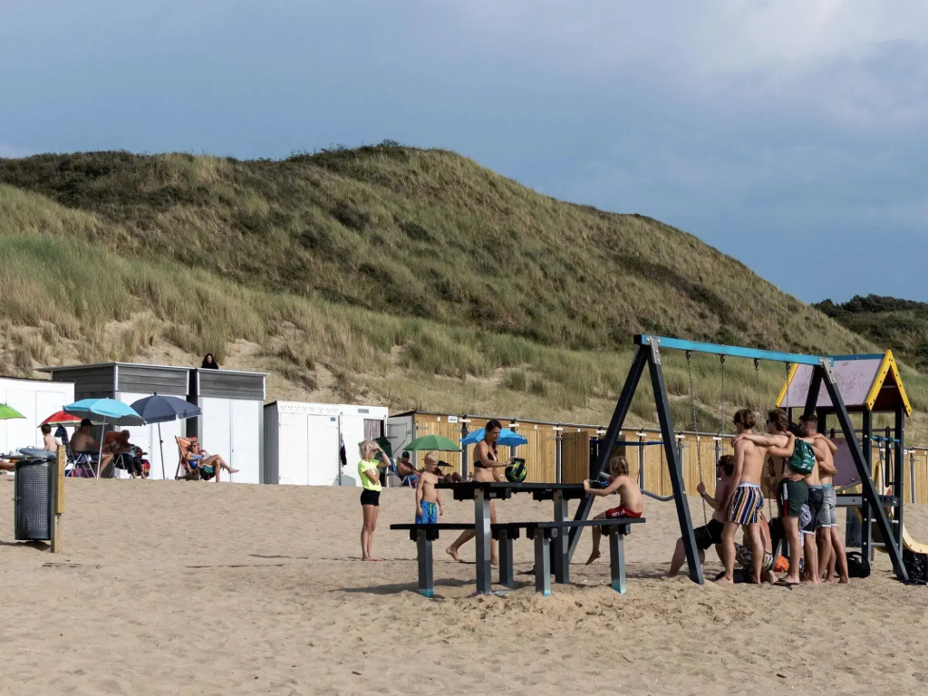 Well-kept chalet with air conditioning, on a holiday park, 1 km. from the beach