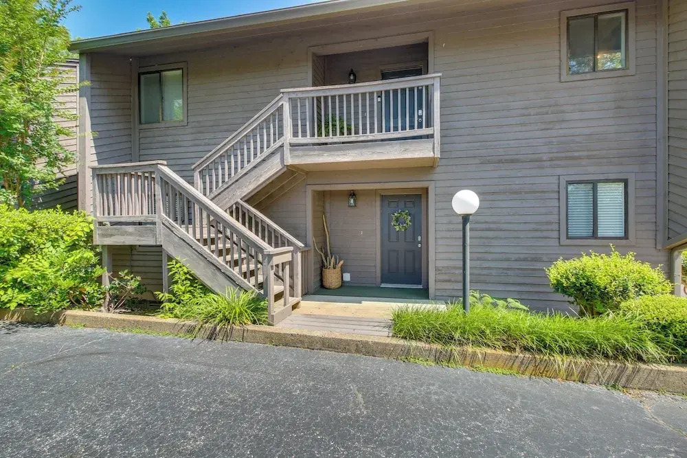 Pool, Hot Tub & Lake Access: Lake Hamilton Condo!