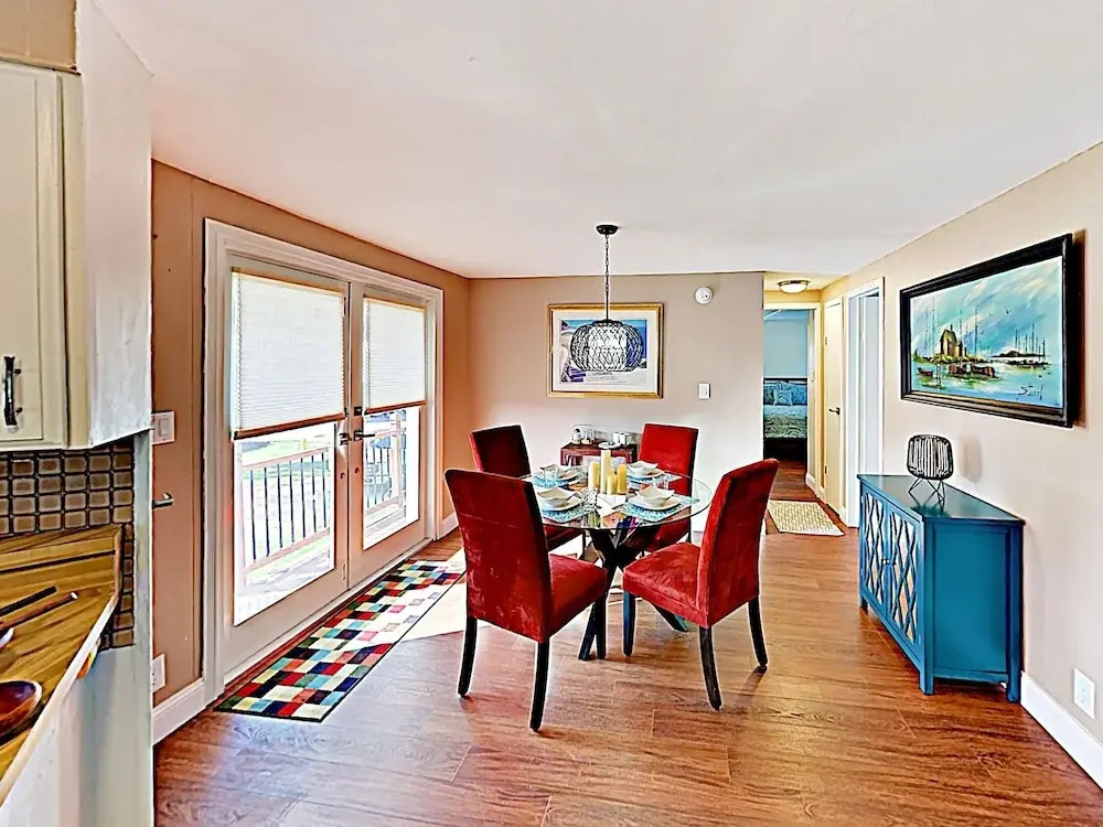 Canal-side W/ Private Dock, Boats & Bikes 2 Bedroom Duplex