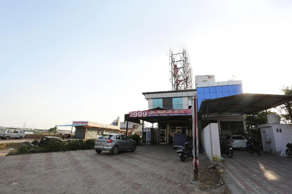 Hotel 999 by OYO Rooms