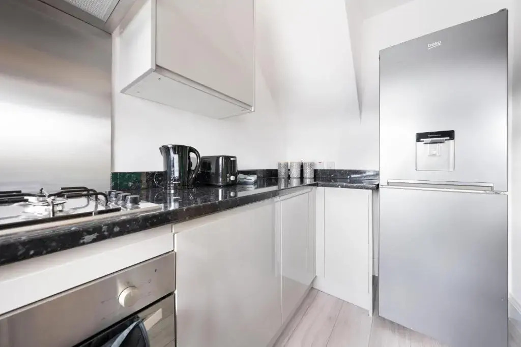 Spacious Modern 3 bed House Near Heathrow Airport