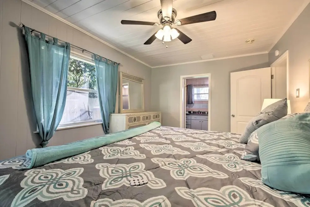 Rainbow River Oasis w/ Kayaks + Furnished Sunroom!