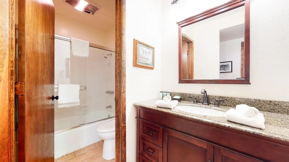 Horizons 4 188 Cozy Condo with Great Complex Amenities, On the Shuttle Route by RedAwning