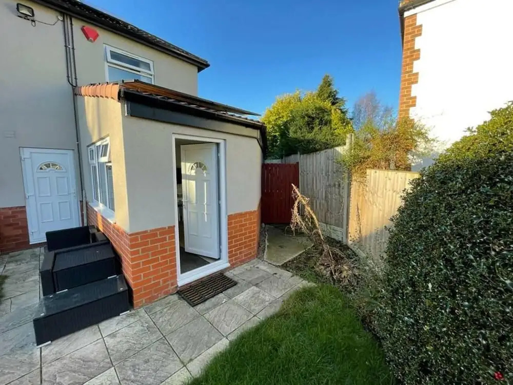 Modern 1 bed Apartment, 10 Mins to Leeds City Cent