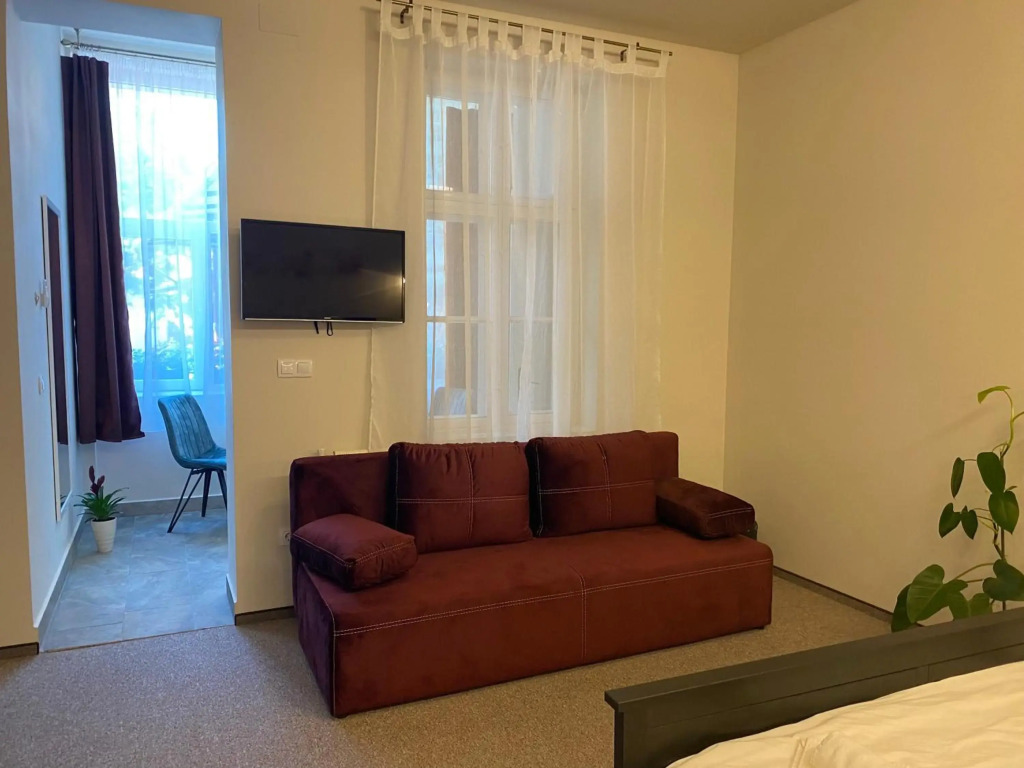 Theater Guesthouse with Parking