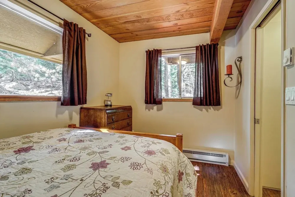 Near Slopes, Donner Lake & Trails! Woodsy Retreat