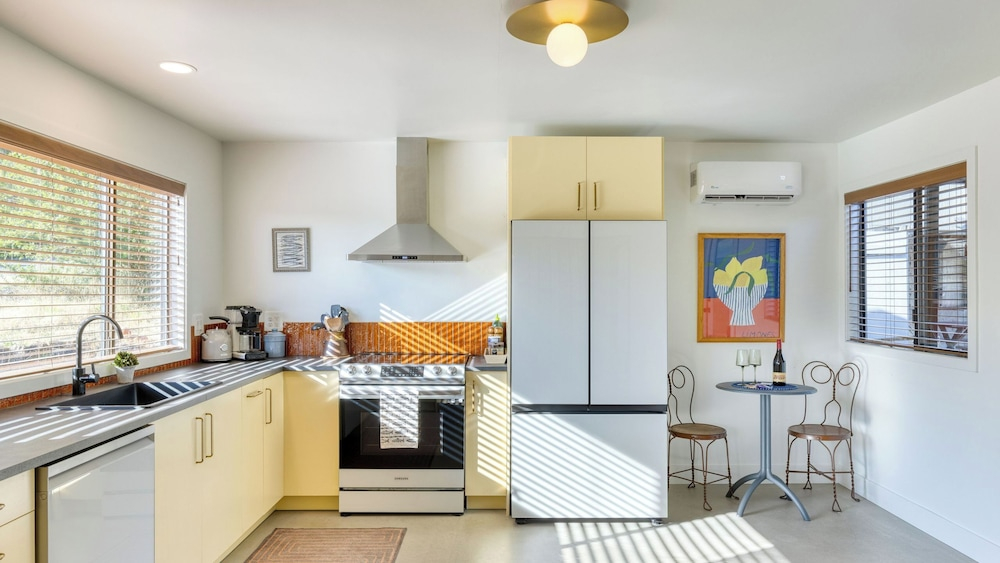 Walk to Beach & Shops Fireplace, Patio Dining & Firepit at Manzanita Ave