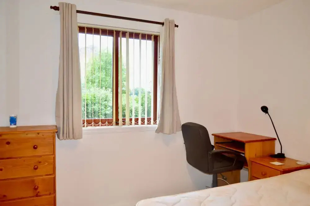 Spacious 2 Bedroom Ground Floor Flat in Leith