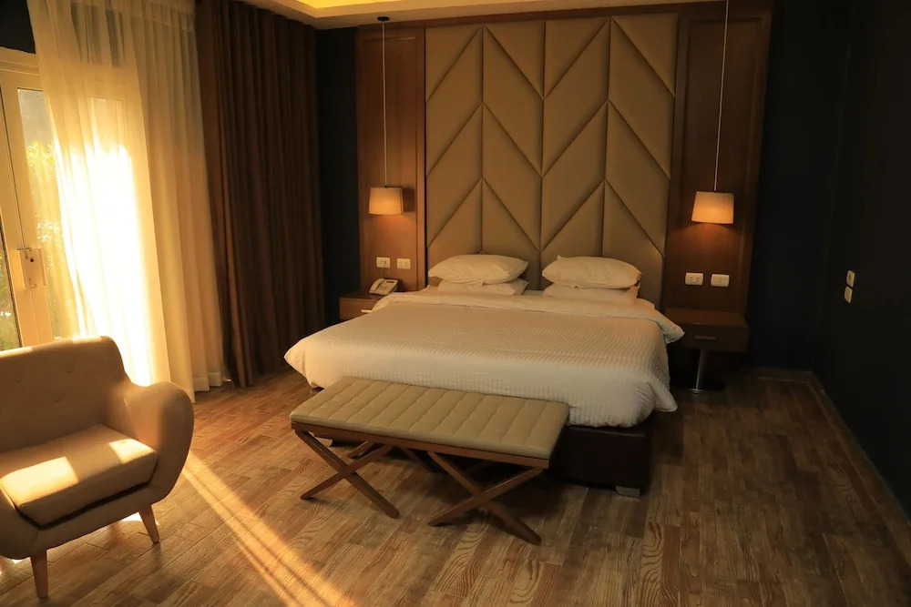 Byoot Bay Hotel & Resort