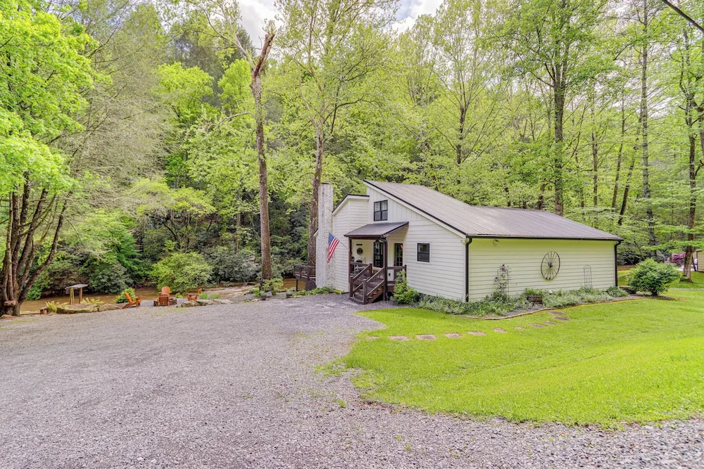 Deck & Fire Pit Bliss: Mountaintown Creek Cottage!