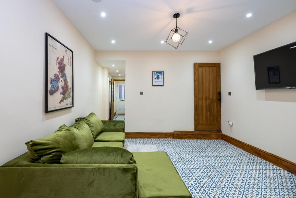 Tranquil Stoke-on-trent 4bed, 2 Bath, Parking