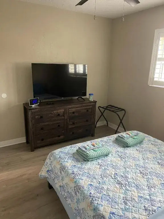 Lovely 2 bedroom 1 bathroom minutes from the beach
