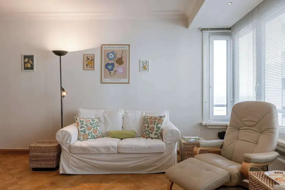 Light-filled Apartment With Lateral sea View