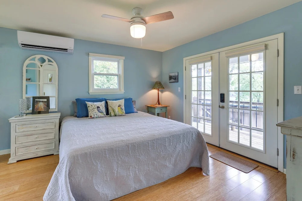 Lakefront Cottage by Little Golden Gate Bridge