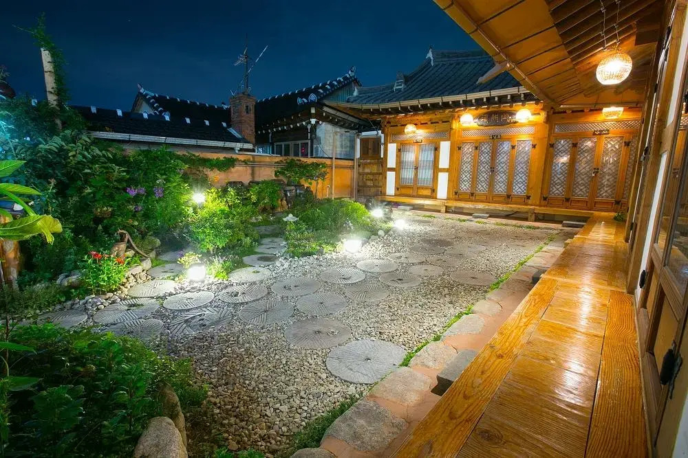 Jeonju Hanok Maeul Hanok Gotek Bugyeongdang