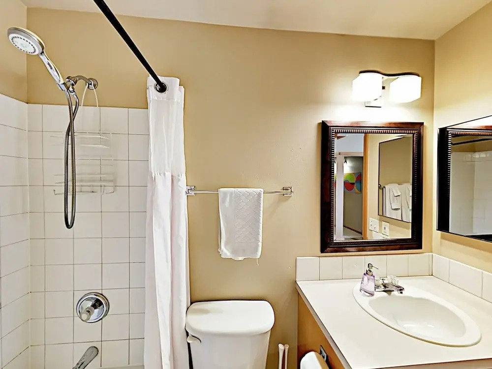 W/ Patio Short Walk To Bus Line 2 Bedroom Townhouse
