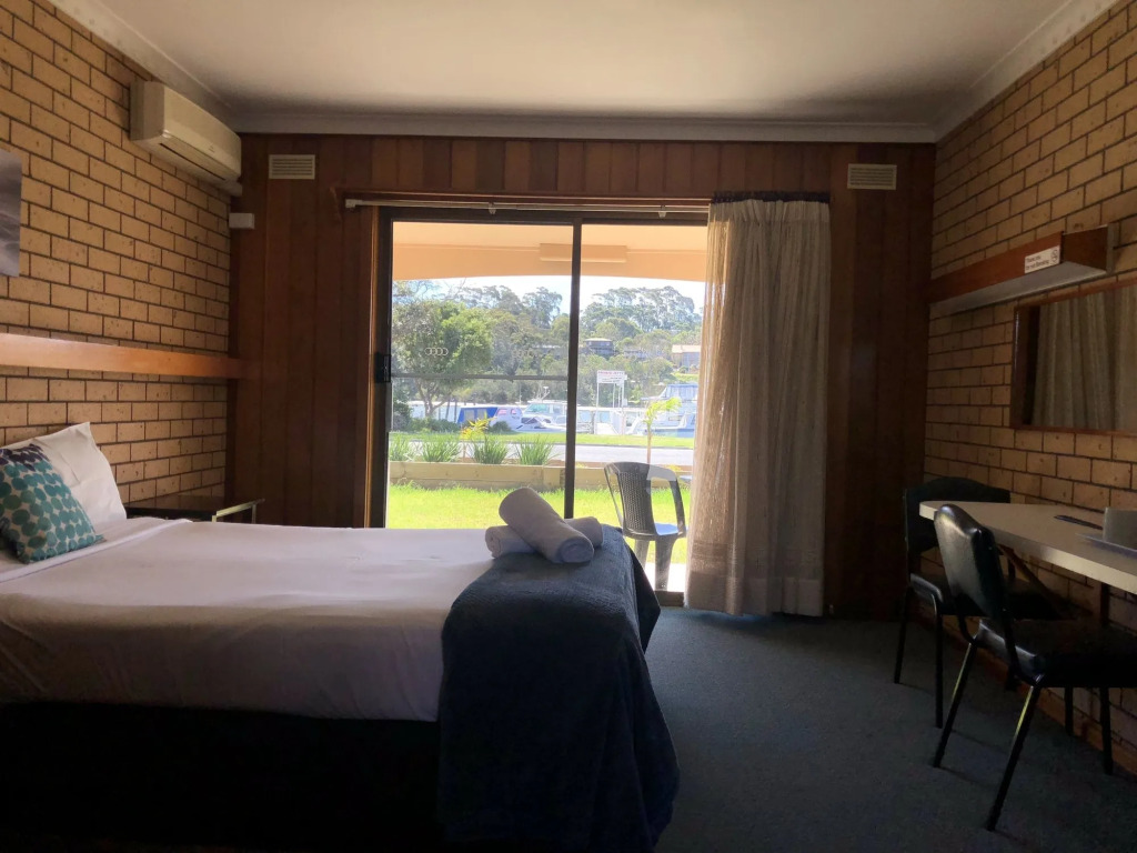 Lakeside Motel Waterfront