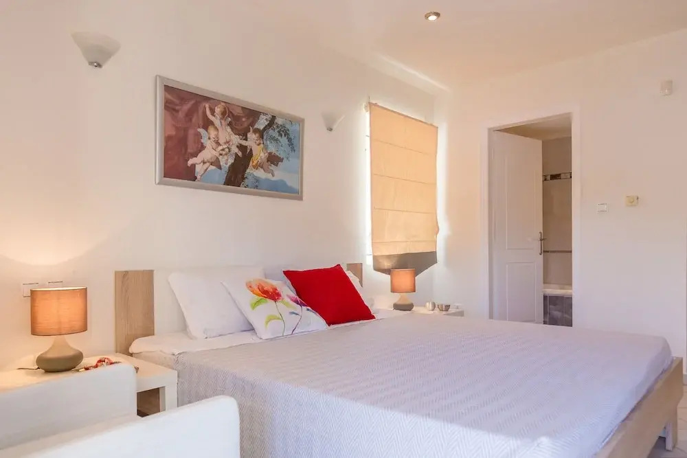 Bright & Spacious two-floor Family Garden Home