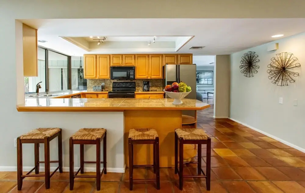 Pesaro - stylish 3BR retreat near Via Miramar Beach, beautifully renovated home with a private pool, lush tropical gardens and premium modern comforts, perfect for families and relaxing getaways, just minutes from sandy beaches and vibrant downtown Naples