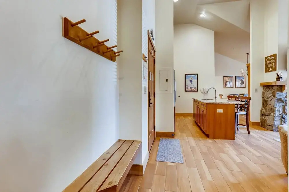 Newly Renovated, 2br Red Hawk Lodge 2301- Kids Ski Free! 2 Bedroom Townhouse by Redawning