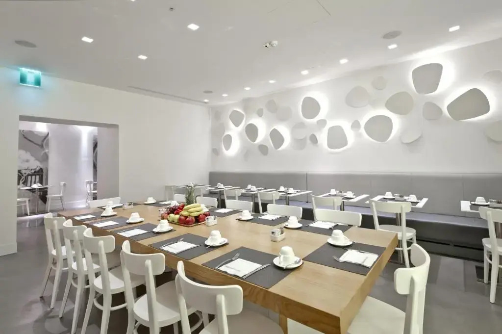 Hotel White