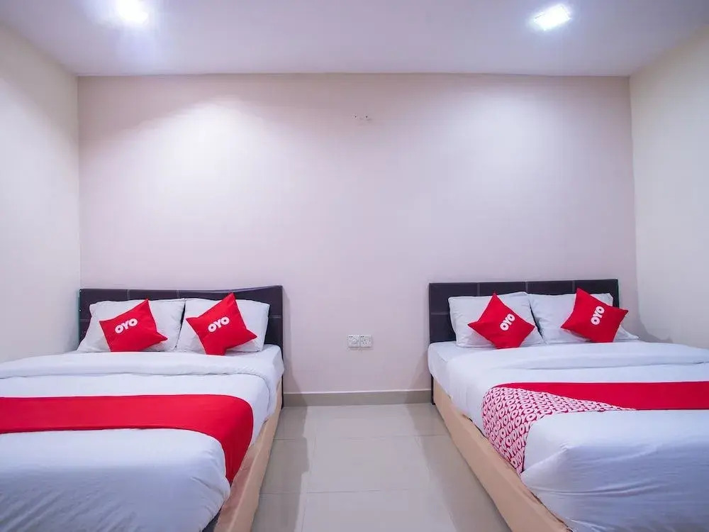 OYO 44010 Royals Star Hotel
