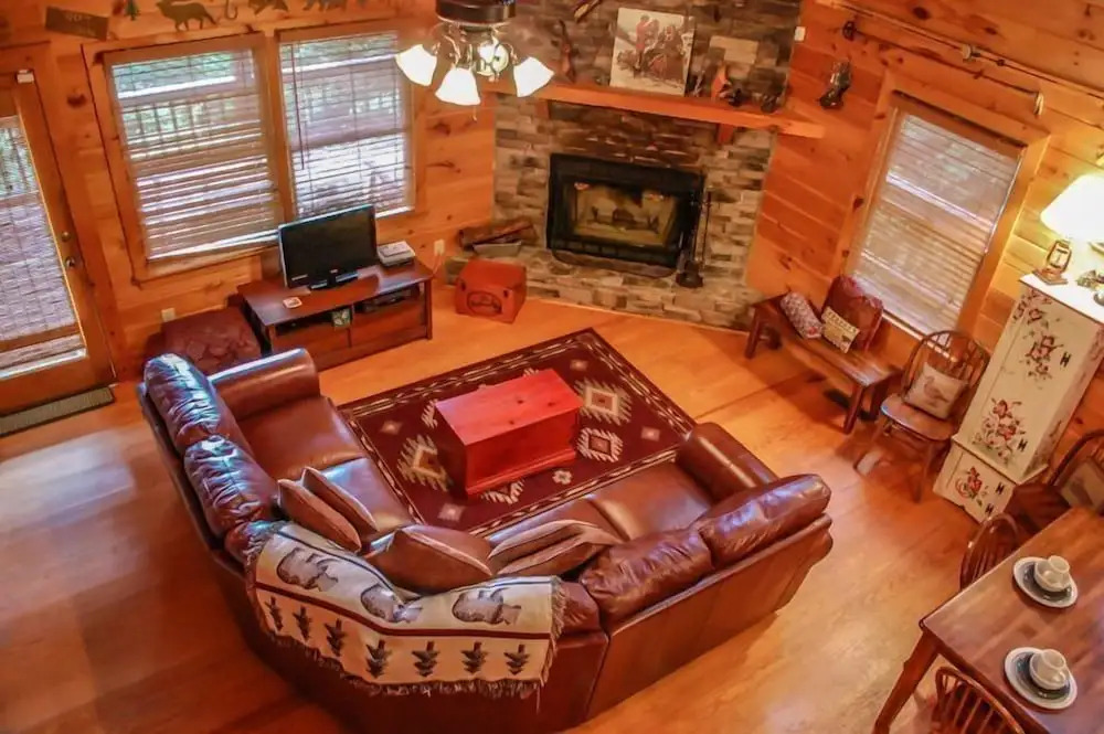 Overlook Retreat Cabin - Charming Cabin Mountain Views With Foosball Firepit