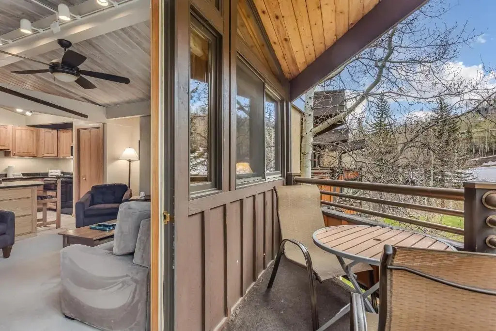 Laurelwood Condominiums Studio Premier Unit 412