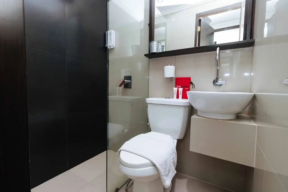 RedDoorz Plus @ Poblacion Makati