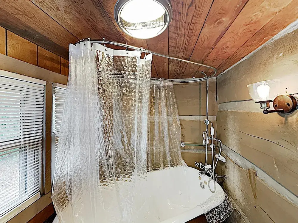 New Listing! Updated W/ Hot Tub On 2 Acres 1 Bedroom Cabin