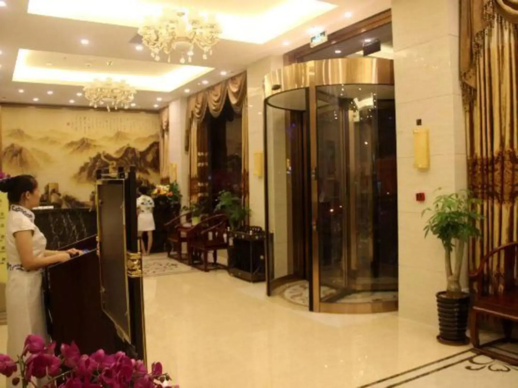 Jiangnan Baoyue Business Hotel (Sea Travel Duty Free Eternal Love Store)
