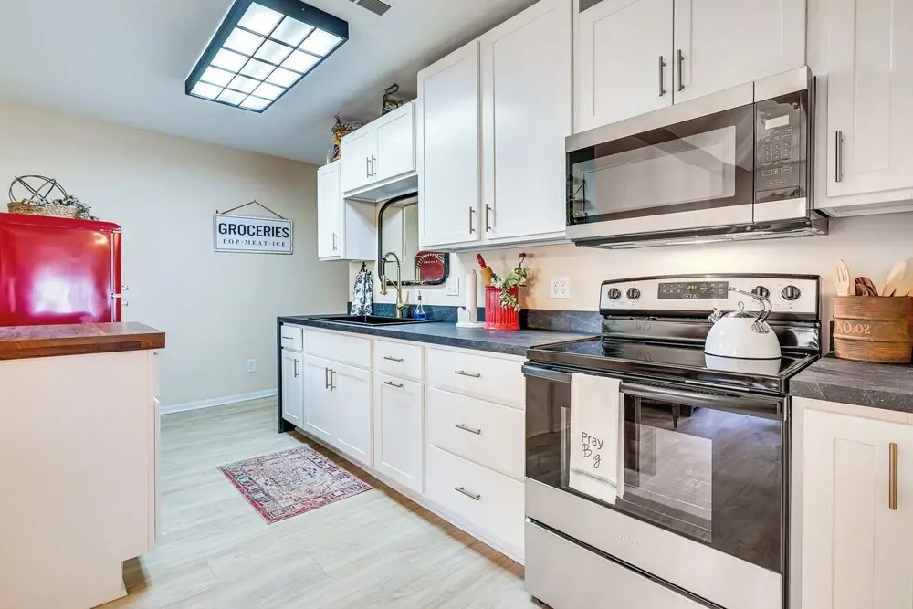 Zanesville Apartment w/ Porch - 3 Mi to Downtown!