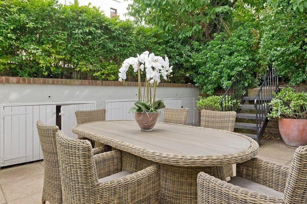 Large 2 Bedroom Kensington Garden Flat