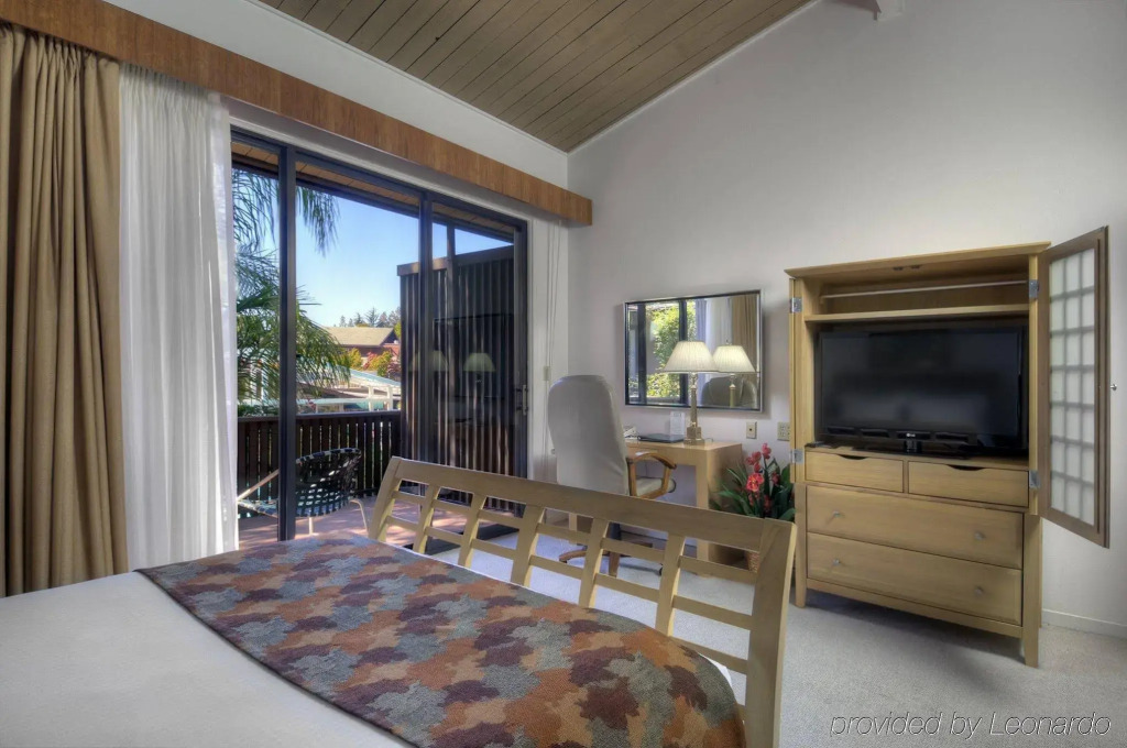 Dinahs Garden Hotel