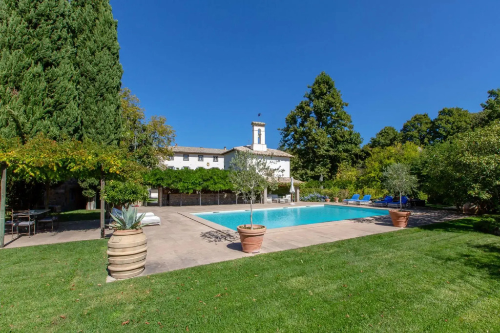 From the moment you enter the gates of the majestic driveway to the villa until you arrive at this b-La Colonica