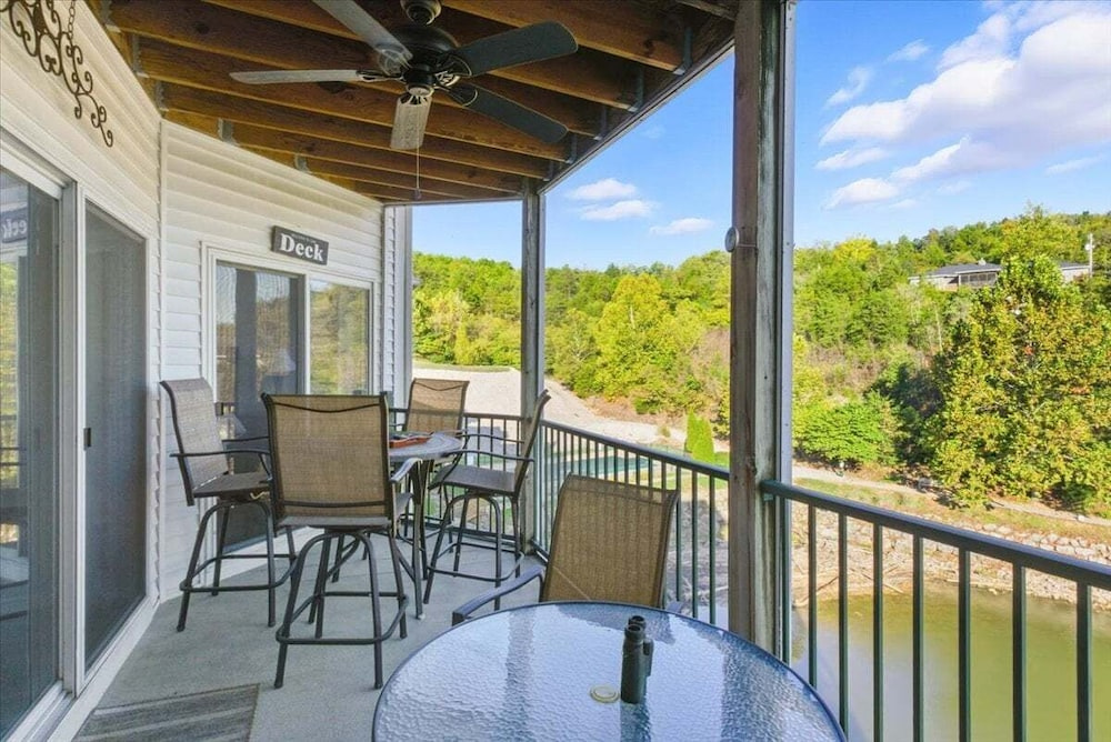 Lakefront Condo w/ 3 Pools, Boat Slip & Patio Views at 13mm of the BIg Niangua