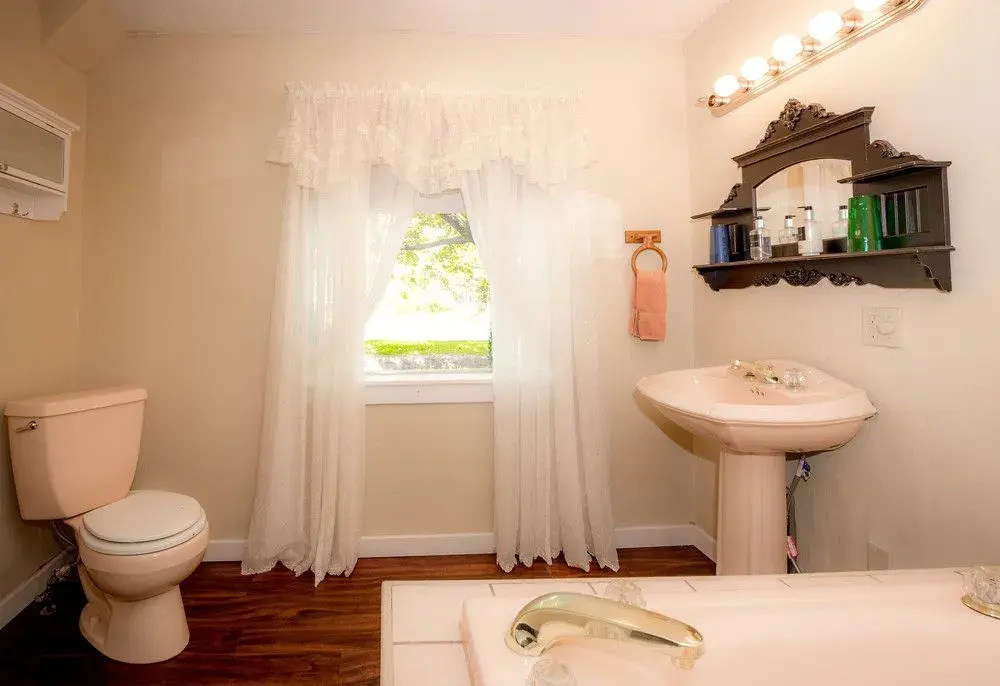 Main Street Inn - Angels Among Us Wedding Chapel