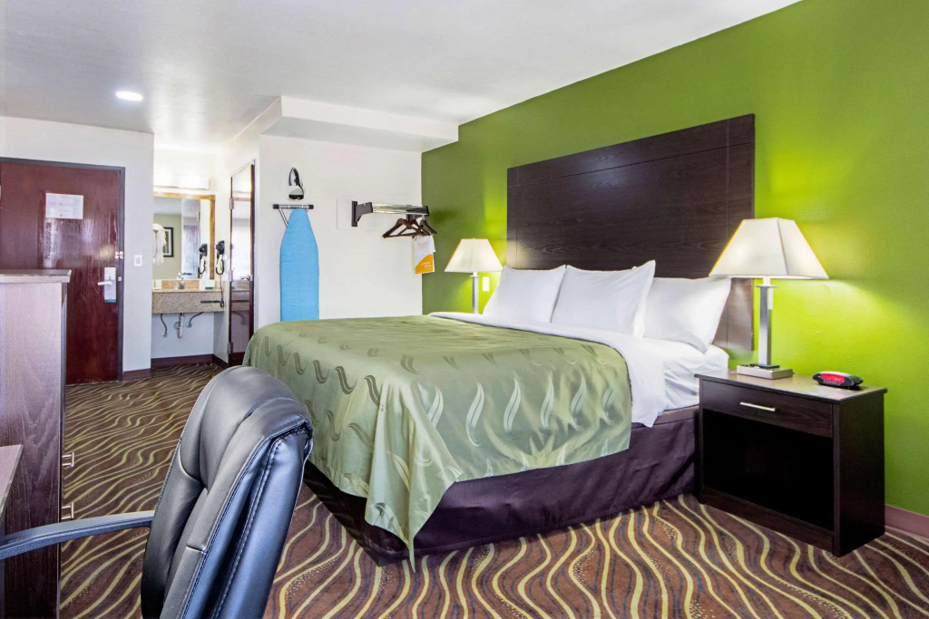 Econo Lodge Inn & Suites