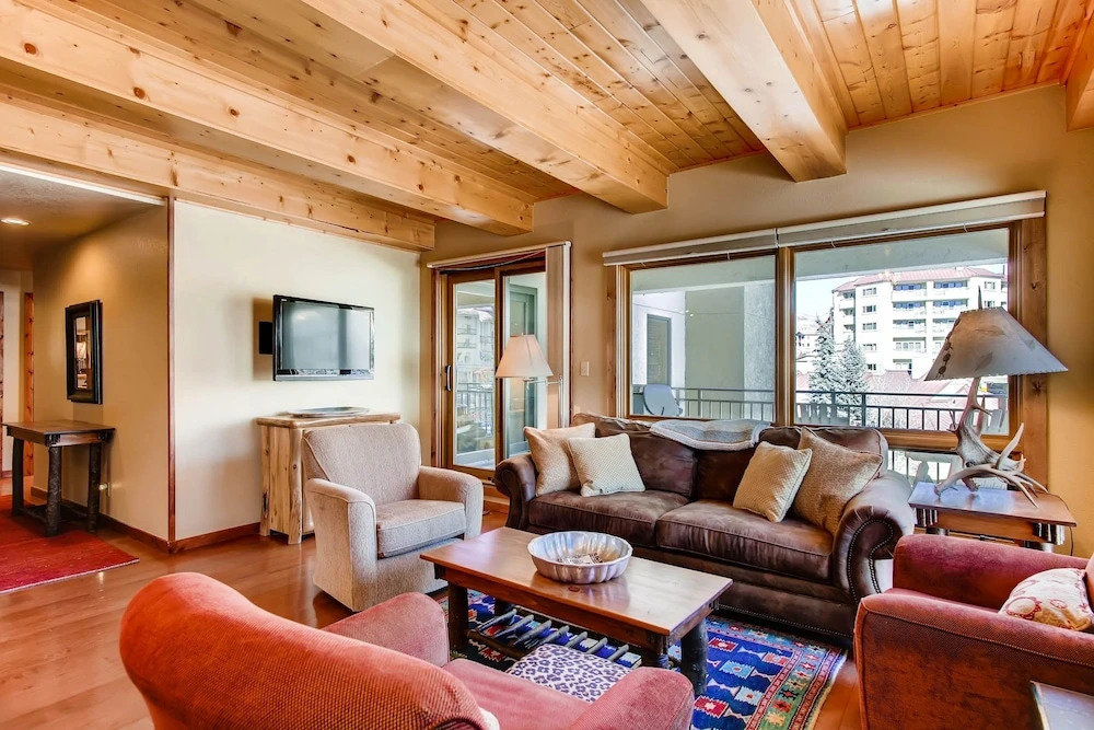 Recently Remodeled 2 Br Condo at the Plaza