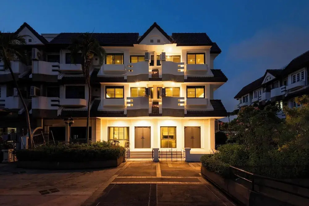 Luxury 5BR Poolhouse & Theater - 2mins to BTS