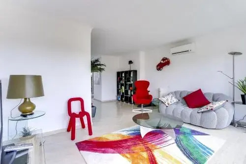 Wonderful fully renovated 2BR on the last floor.