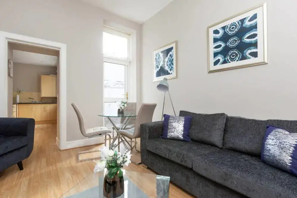Trendy Ground-floor 2-bedroom Apartment Close to Haymarket Station