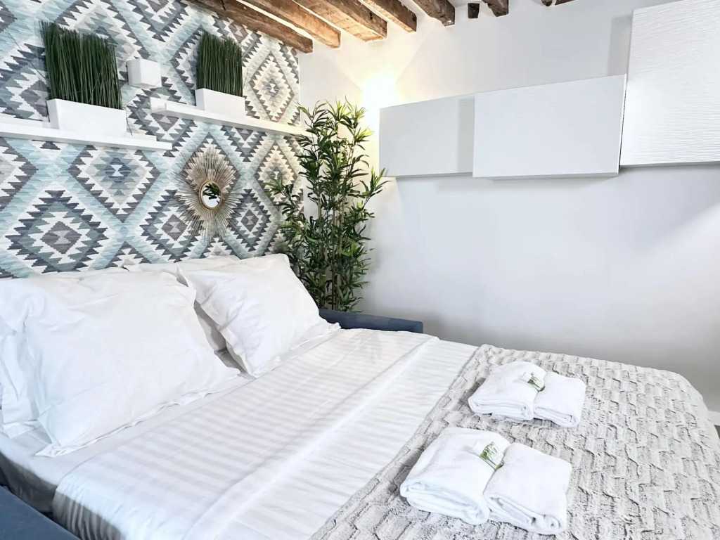 1612 B - Best deal in Pigalle