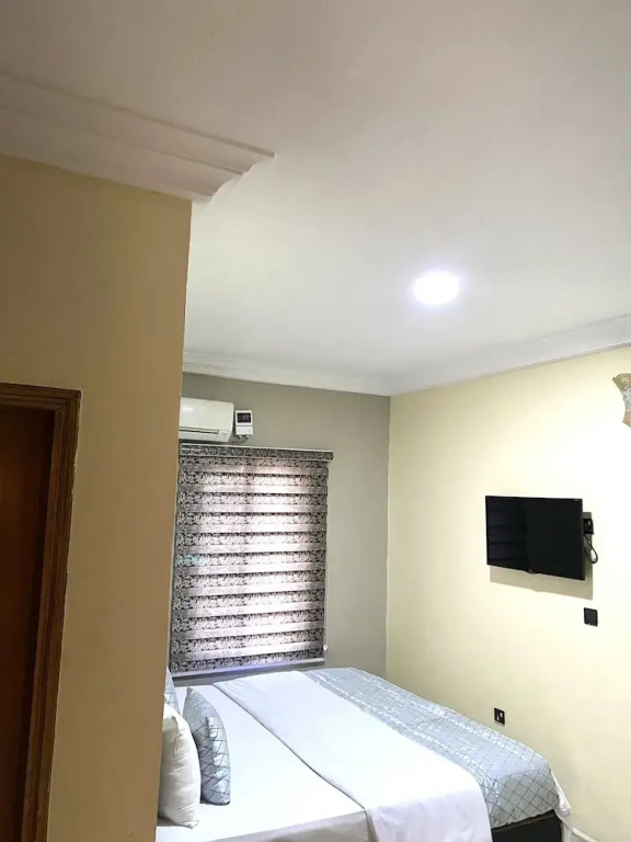 Nue Crest Hotel & Suites