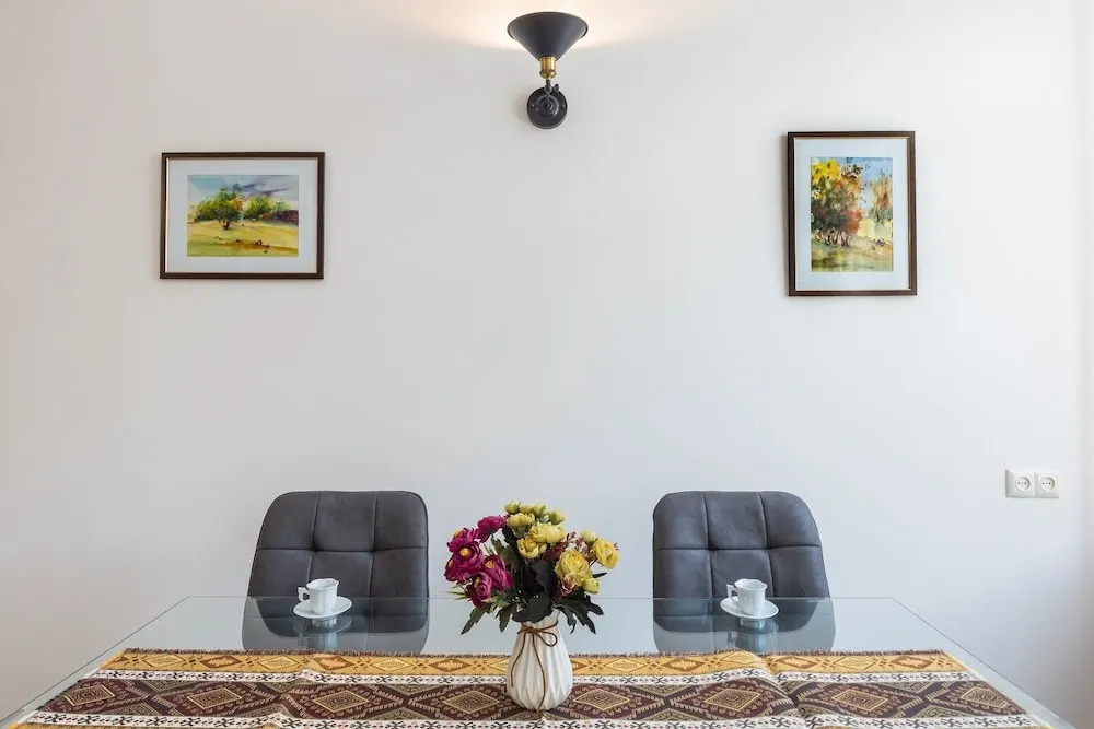 Stay in on Mashtots 16a-5