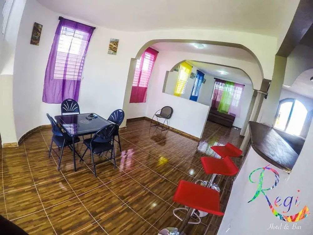 Regi Hotel & Bar